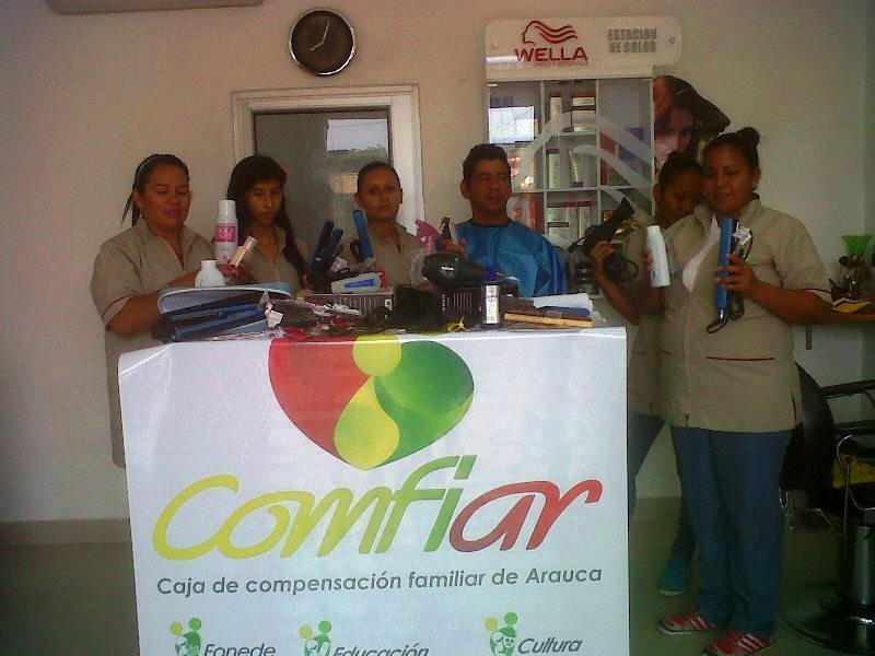 Entrega de  kits de belleza en Saravena a un grupo de beneficiarios del subsidio al desempleo Fonede