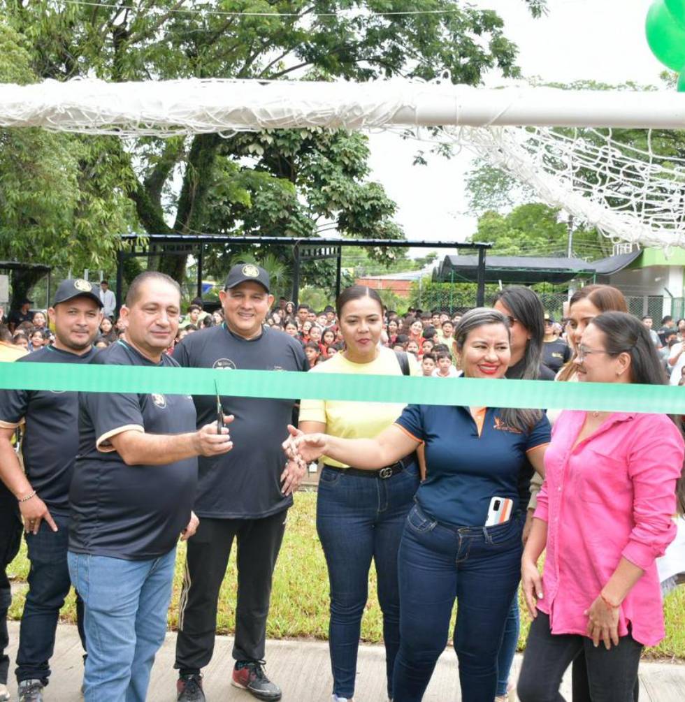 Inauguración cancha de grama de fútbol 5  del Colegio Comfiar